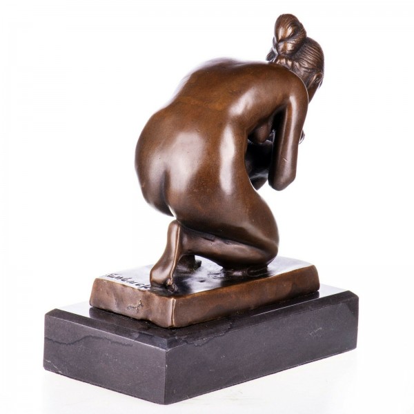 Bronzefigur weiblicher Akt "Die Trinkende"